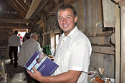 Ein stolzer Buchbesitzer