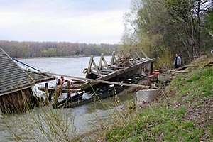 Besch&auml;digte Landebr&uuml;cke